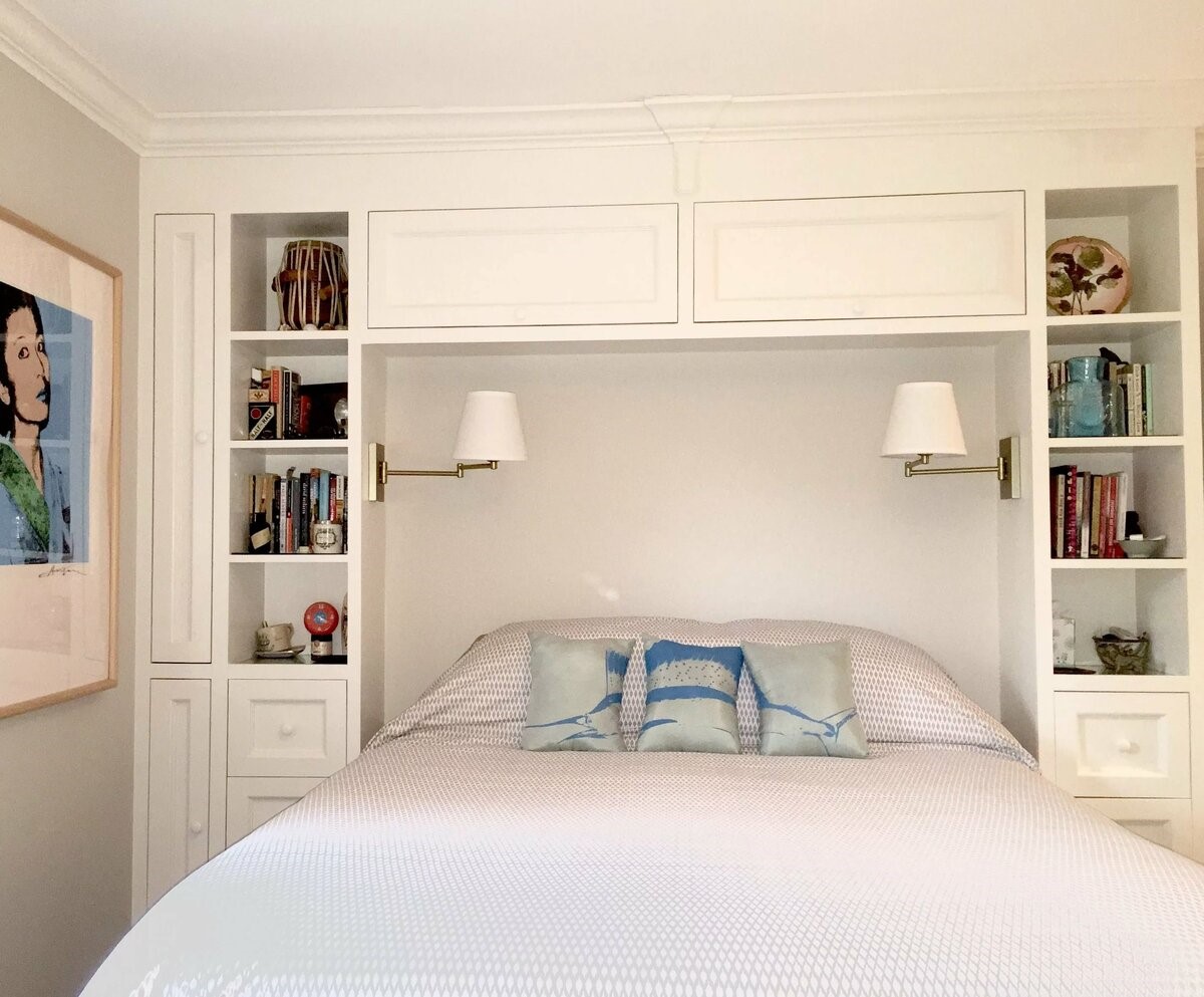 Шкафы и полки вокруг кровати с фасадами классической фрезеровки